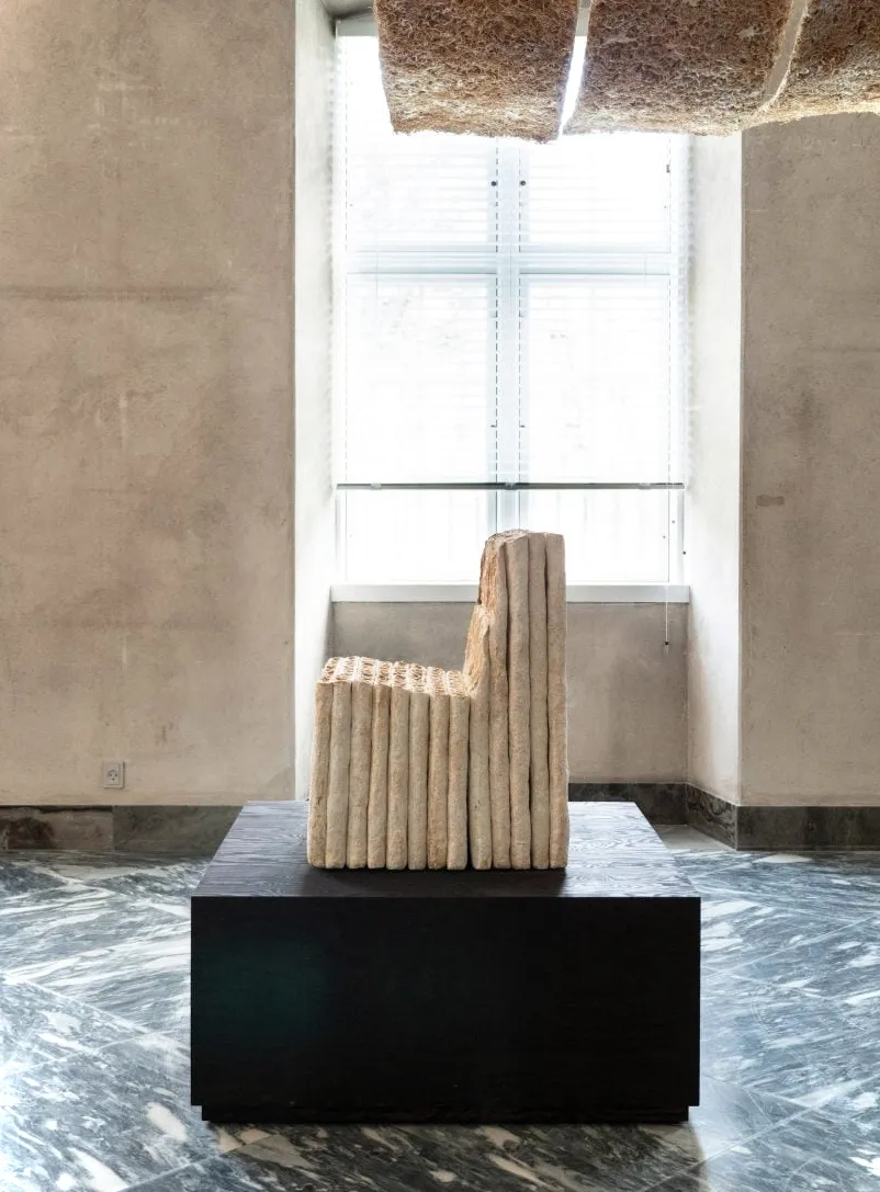 Silla de micelio y cáñamo expuesta en el Designmuseum de Dinamarca
