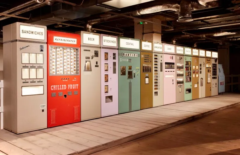 Una fila de coloridas máquinas expendedoras como parte de un set de filmación.