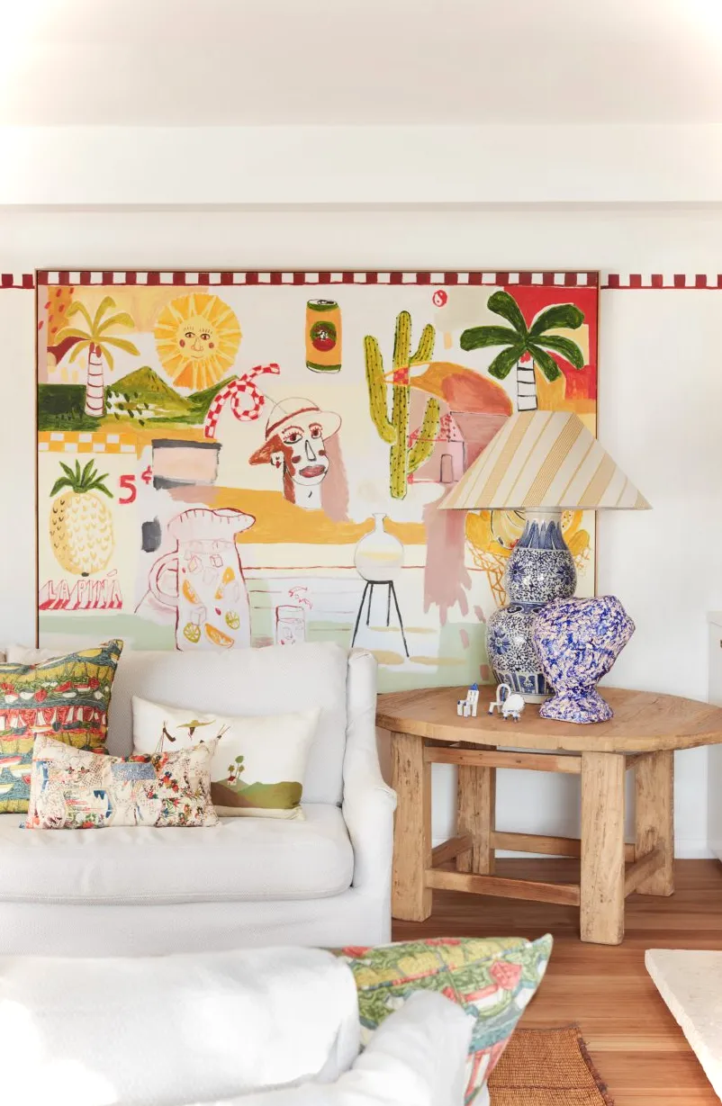 Salón con pintura en casa de Palm Beach